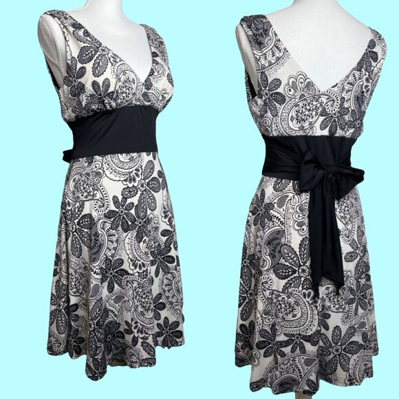 Alyn Paige Size Medium Retro Bow Back Dress Black White Lace Print Plunge Neck - Picture 1 of 10